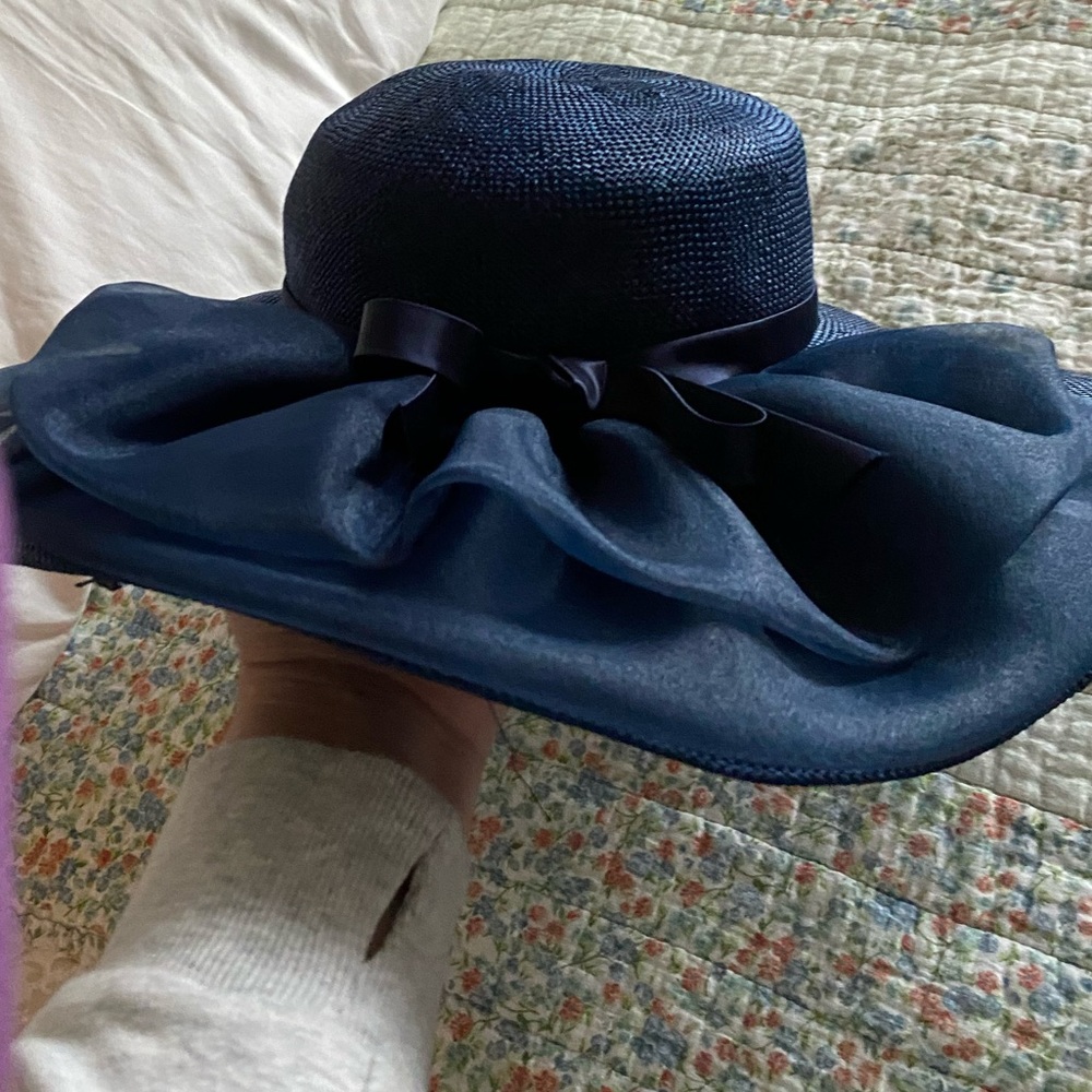 Stunning Princess Kate style hat in navy blue.